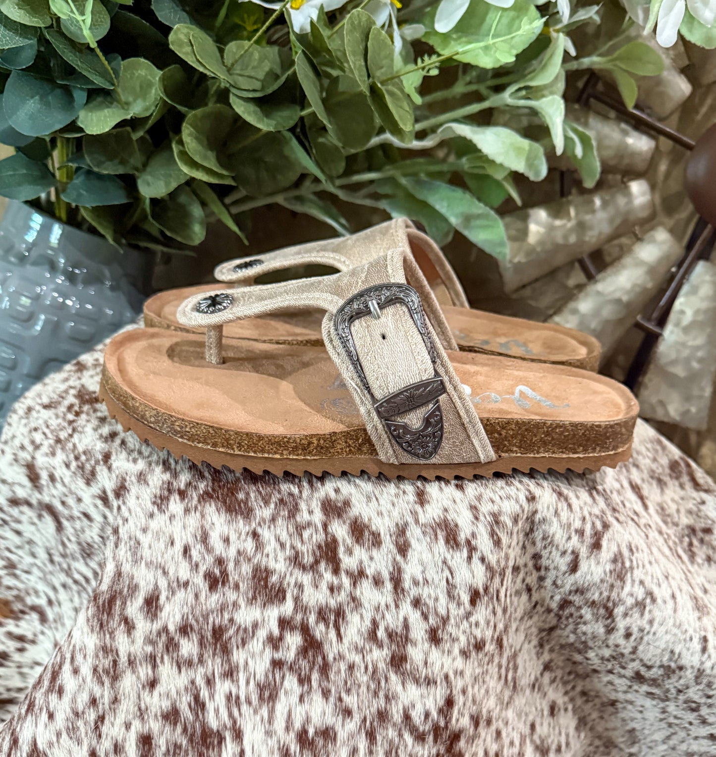 Rodeo Buckle Sandals *Cream