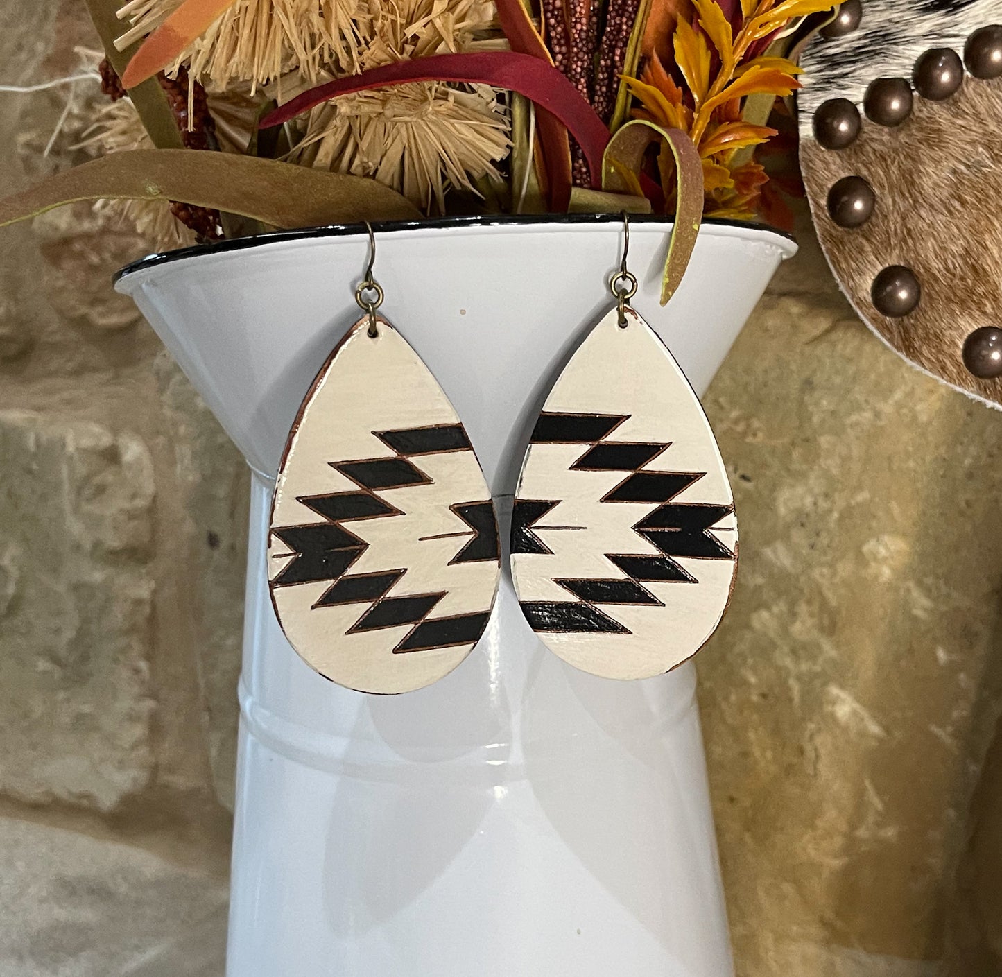 Canyon Arrow Leather Teardrop Earrings - White & Black