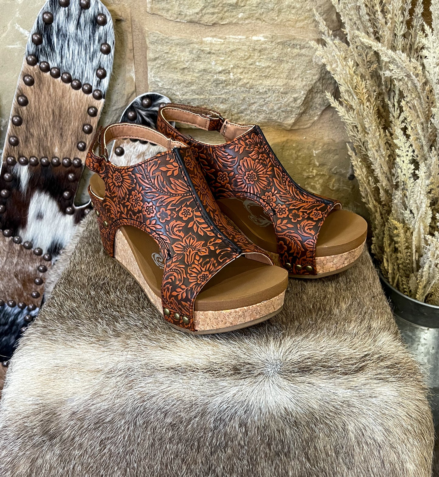 Isabella Tooled Very G Wedges - Rust