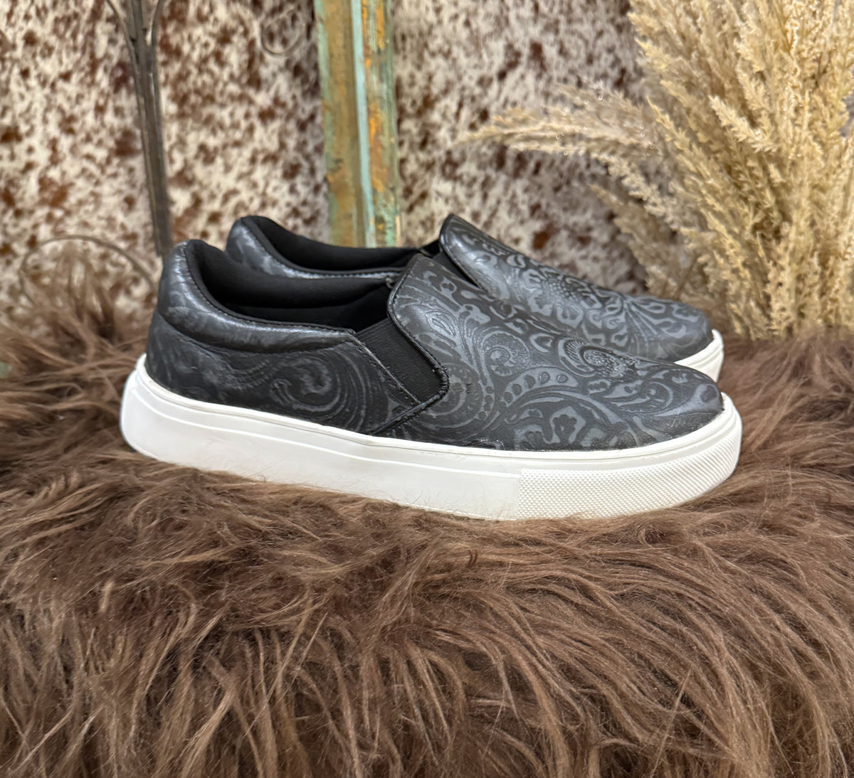 The Dakota Sneakers *Black