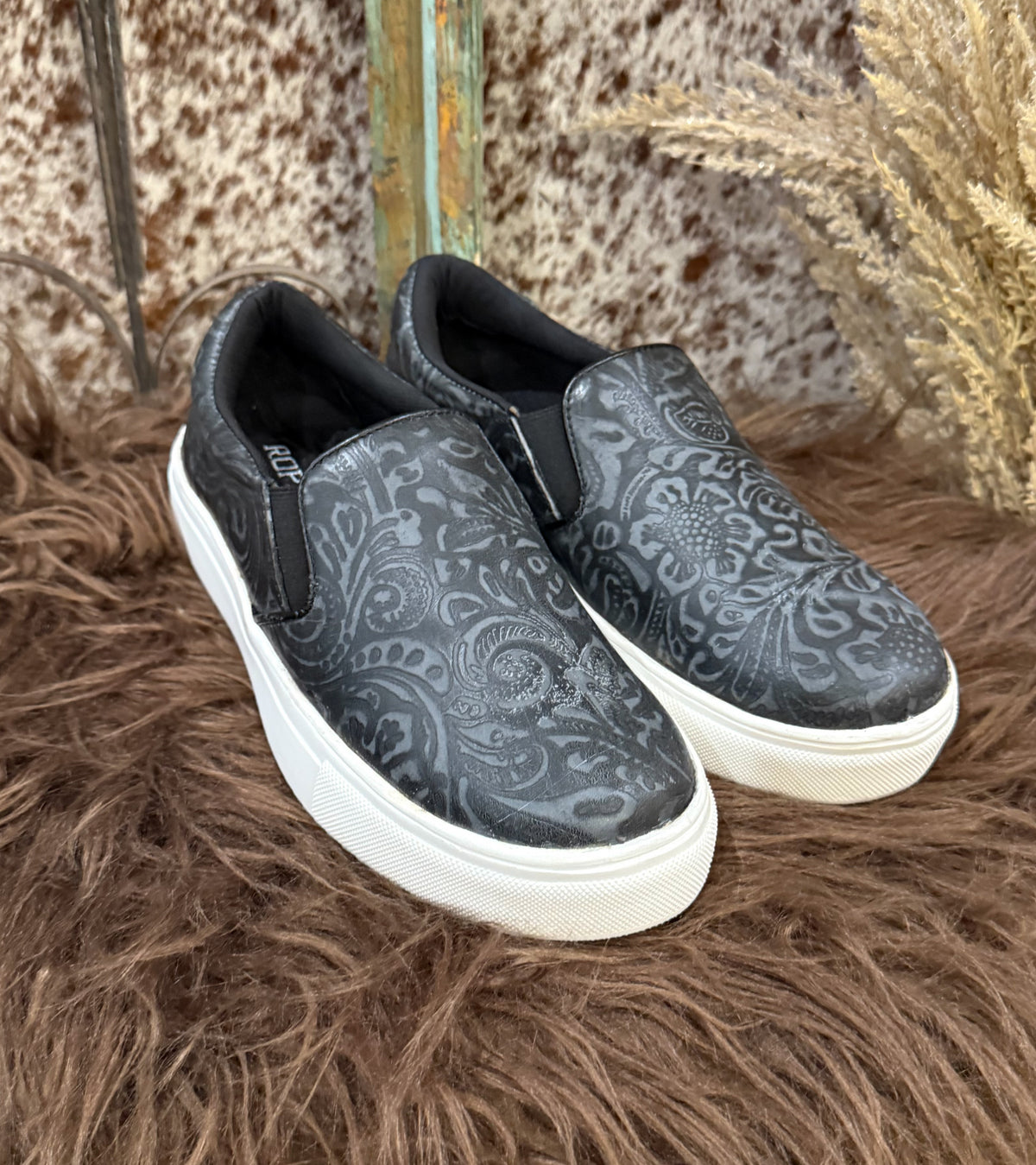 The Dakota Sneakers *Black